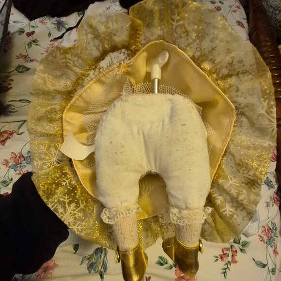 Seated Musical Doll. Her head moves while music plays. - Picture 7 of 8